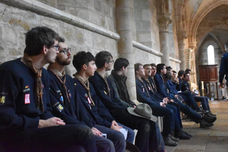 Scouts in uniform tijdens een viering in de basiliek van Vézelay.